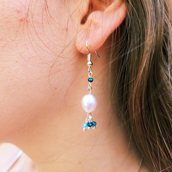 Boucles Perle d'eau douce et perles cristal bleues