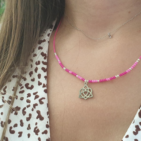 Collier en Perles de Rocaille Roses avec Pendentif Nœud Celtique Triquetra Cœur - Bijou Bohème, Collier Romantique, Accessoire Féminin