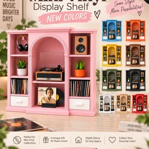 Könnte beinhalten: Ein rosafarbenes Mini-Vinyl-Display-Regal mit einem zentralen Bogenbereich für einen Plattenspieler, seitlichen Fächern für Schallplatten und zwei unteren Schubladen. Enthält einen Kopfhörerhaken, Topfpflanzen und einen Lautsprecher. Text Mini Vinyl Display Shelf.