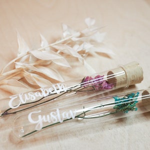 Trockenblumen im Reagenzglas, personalisiert