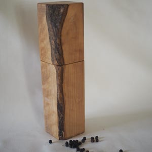 Handgemaakte zout- of pepermolen, olijfhout met natuurlijke schors, fijn hout, draaiwerk