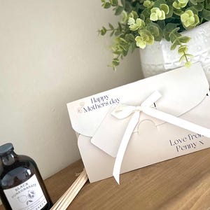 Cartera de regalo personalizada para el Día de la Madre para dinero, tarjetas o cupones en cartulina perlada. Calidad excelente, diseñada exclusivamente por nuestro equipo.