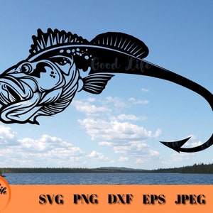 Könnte beinhalten: Schwarze Silhouette eines Fisches mit einem Haken als Schwanz, vor einem blauen Himmel mit weißen Wolken. Der Text "Good Life" ist auf dem Körper des Fisches geschrieben.