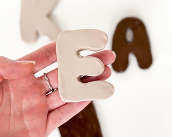 Ceramiczne litery, spersonalizowana dekoracja ścienna, wiszące litery, dekoracja imienna do pokoju dziecięcego, gliniana litera bąbelkowa, prezent z imieniem dziecka na narodziny