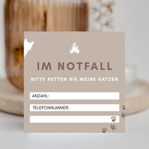 Könnte beinhalten: Eine beige Karte mit dem Text "IM NOTFALL BITTE RETTEN SIE MEINE KATZEN" und Feldern für "ANZAHL:" und "TELEFONNUMMER:". Sie zeigt eine Katzen-Silhouette, ein Flammen-Symbol und Pfotenabdrücke. Die Karte dient dazu, Notfallinformationen für Haustiere bereitzustellen.