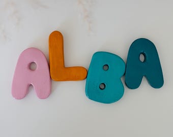 Lettere in ceramica, decorazione murale personalizzata, lettere da appendere con nome, decorazione per la cameretta, lettere in argilla a bolla con nome del bambino, regalo di nascita