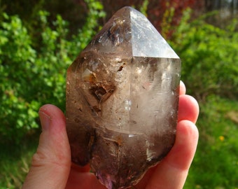 Cristal especial de Goboboseb Elestial con toques de cuarzo ahumado y amatista, doble terminación, Namibia, 303 gramos