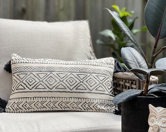 Block print throw pillow covers  in black and white| lumbar pillows| Farmhouse Decor| minimalist decor |tasseled cushion| Housewarming Gift