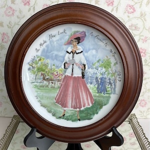 Henri D’Arceau Limoges Collector&#39;s Plate - Sophie la Mode New Look Sophie la Mode New Look, La Féminité Retrouvée
