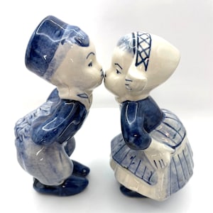Vtg Blue Delft ware ceramic kissing boy girl with windmill