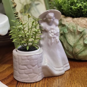Vintage Shawnee Southern Belle at the Well - Painted Planter 1960&#39;s, Shabby Chic Decor