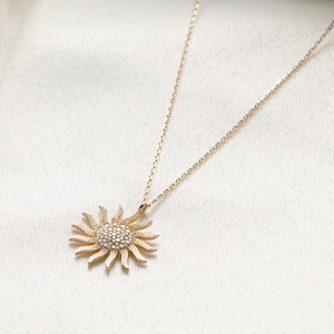 Delicado collar con colgante de sol en oro macizo de 14 k: Celestial Jewelry