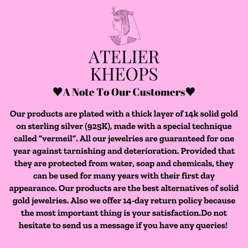 K&ouml;nnte beinhalten: Ein rosa Hintergrund mit einer Schwarzwei&szlig;illustration eines &auml;gyptischen Frauenkopfes. Der Text "ATELIER KHEOPS" ist in Schwarzwei&szlig;. Der Text "A Note To Our Customers" ist in Schwarzwei&szlig; mit einem rosa Herzen auf jeder Seite. Der Text darunter erkl&auml;rt, dass die Produkte mit einer dicken Schicht 14 Karat Gold auf Sterlingsilber plattiert sind und ein Jahr lang gegen Anlaufen und Abnutzung garantiert sind.
