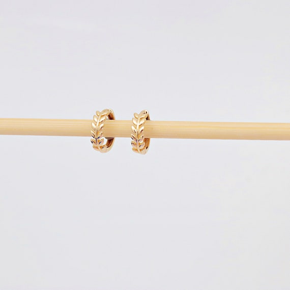 14k Solid Gold Leaf Huggie Hoop Earrings - Minimalist Laurel Wreath Design for Everyday Elegance
