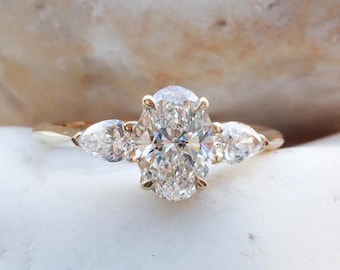 Drei Stein Verlobungsring, Minimalist Goldring, Zierlicher Versprechensring, Jahrestagsgeschenk, Alltagsschmuck, Ehering, Geschenk für sie