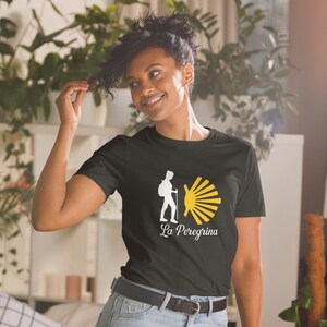 Camiseta unisex de manga corta Camino de Santiago La Peregrina Yellow Shell Camino Francia The Way