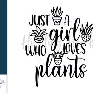 以下が含まれることがあります： 「Just a girl who loves plants」というテキストが入った白黒のグラフィックデザイン。デザインには、葉の形が異なる4つの鉢植えの植物が描かれています。