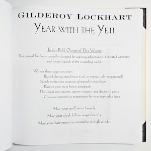 Puede incluir: Una p&aacute;gina blanca de un diario titulada Gilderoy Lockhart Year with the Yeti. El texto se dirige al propietario, invit&aacute;ndole a registrar expediciones, dibujar criaturas, practicar aut&oacute;grafos y redactar memorias para la futura fama.