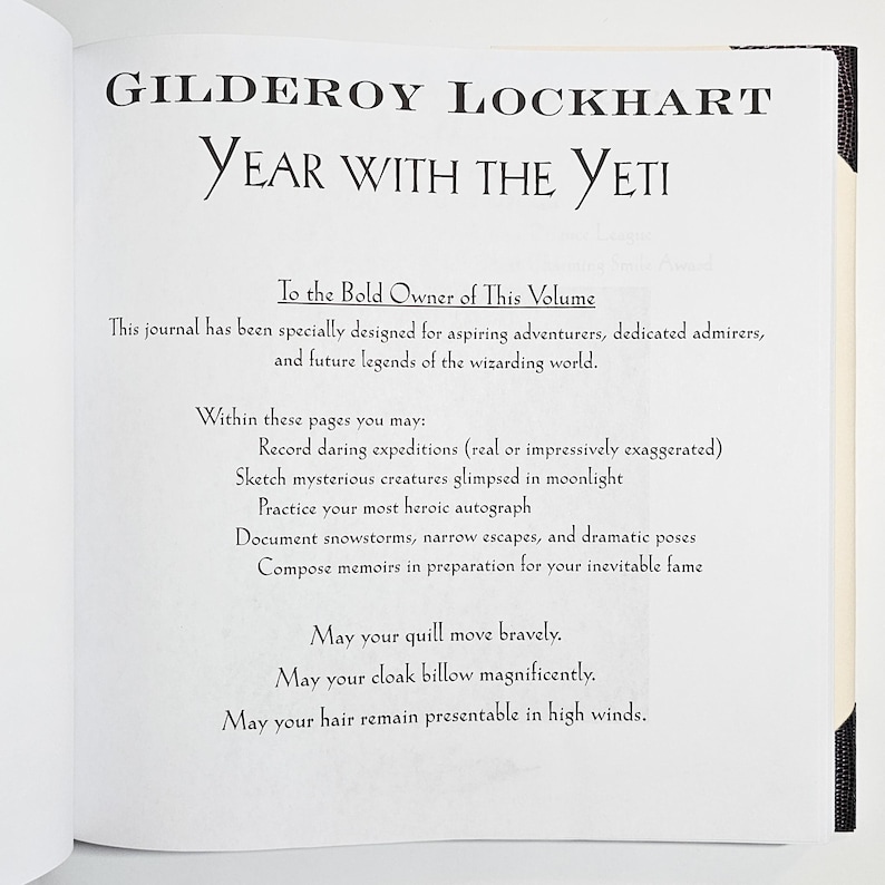 Puede incluir: Una p&aacute;gina blanca de un diario titulada Gilderoy Lockhart Year with the Yeti. El texto se dirige al propietario, invit&aacute;ndole a registrar expediciones, dibujar criaturas, practicar aut&oacute;grafos y redactar memorias para la futura fama.