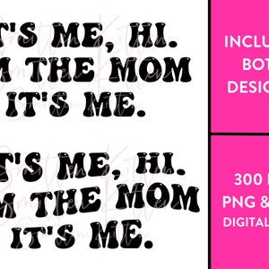 Puede incluir: Dos diseños digitales en texto negro sobre fondo blanco. El texto dice "It's me, hi. I'm the mom. It's me." Los diseños están disponibles en archivos PNG y SVG de 300 DPI. El texto "¡Incluye ambos diseños!" está en texto blanco sobre fondo rosa. El texto "300 DPI PNG & SVG Archivos digitales" está en texto blanco sobre fondo rosa.