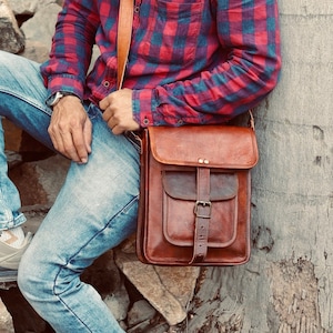 YumSur Mens Shoulder Bag, Leather Messenger Handbag Crossbody Bag for Men  Purse iPad Bag for Business Office Work School with Adjustable Strap Black