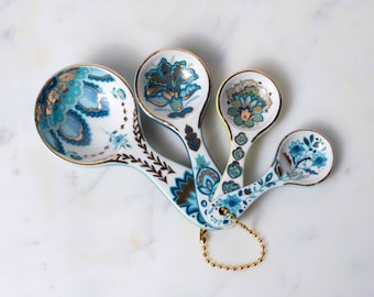 Mary DiSomma’s Ceramic Measuring Spoons Boxed Gift Set, Floral Print, Gold Overlay, Teal, Blue, Robin’s Egg Blue, Lime Green, Gold Chain