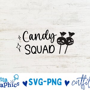 Könnte beinhalten: Schwarzweißes Grafikdesign mit dem Text "Candy Squad" und zwei Bonbonsäcken mit Kürbisgesichtern.