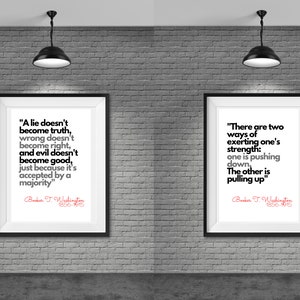 Op de afbeelding: Twee ingelijste citaten van Booker T. Washington op een bakstenen muur. Het eerste citaat luidt: "Een leugen wordt niet waar, verkeerd wordt niet goed, en kwaad wordt niet goed, alleen omdat het door een meerderheid wordt geaccepteerd." Het tweede citaat luidt: "Er zijn twee manieren om je kracht uit te oefenen: de ene is om naar beneden te duwen, de andere is om omhoog te trekken."