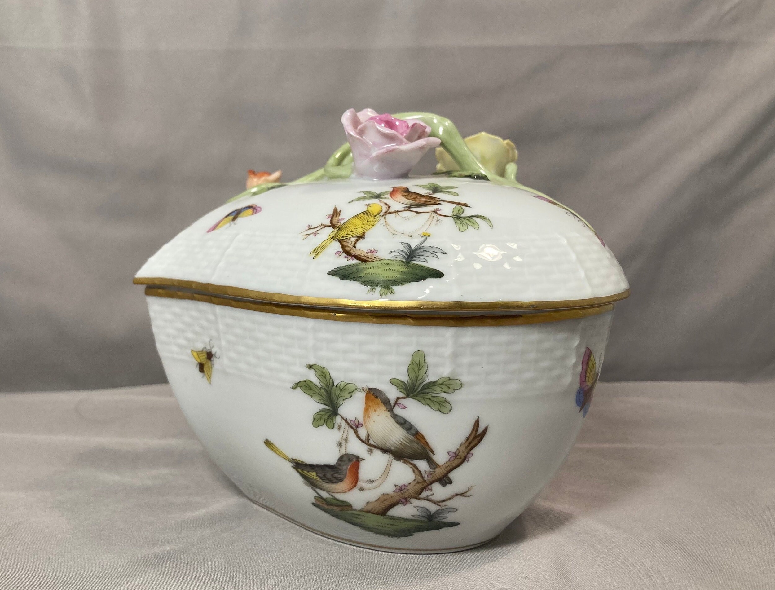 Herend Hungary Hand-painted Porcelain Rothschild Trinket Box Herend Hungary Hand-painted Porcelain Rothschild Trinket Box