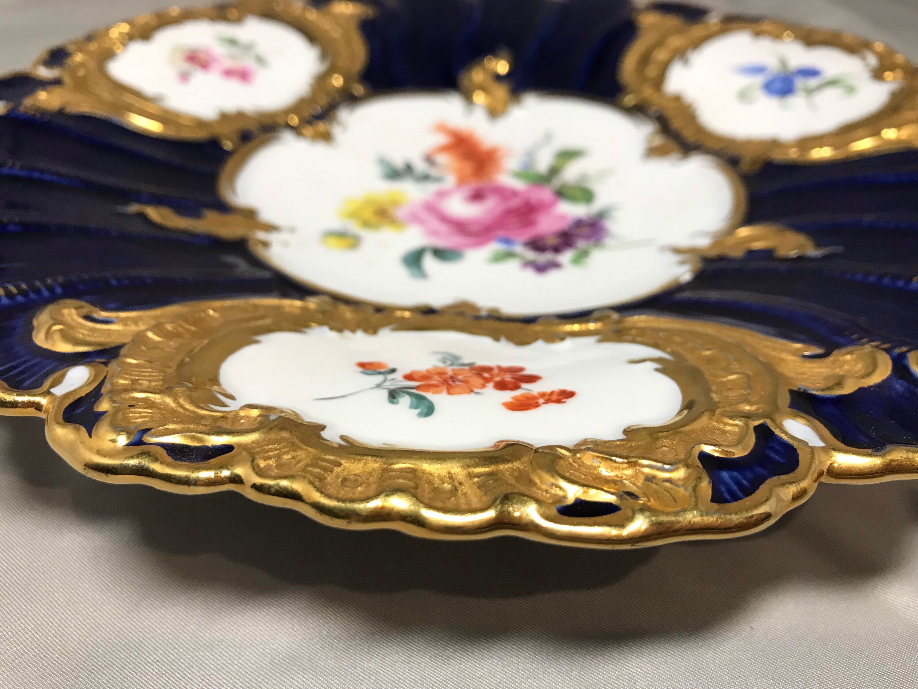 マイセン コバルトブルーと白の花柄アクセント F152 プレート 9 1/4