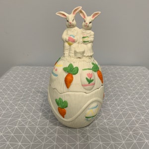 ウサギとニンジンが描かれた、収集価値のある磁器製のイースターエッグ型の蓋付きビンテージ小物入れ。状態良好です。