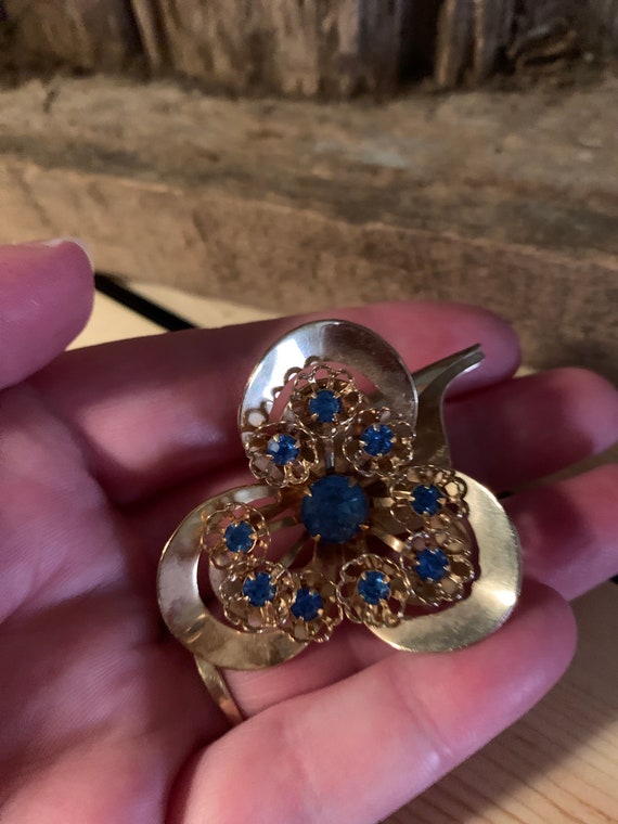 aangrenzend Matrix hart Vintage gouden bloem broche met blauwe diamanten in - Etsy Nederland