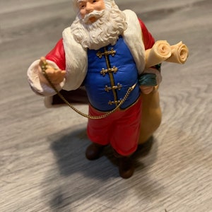 Hallmark Christmas Collectable Vintage Santa Claus Keepsake Ornament 2001 in Original Box in Excellent Condition!