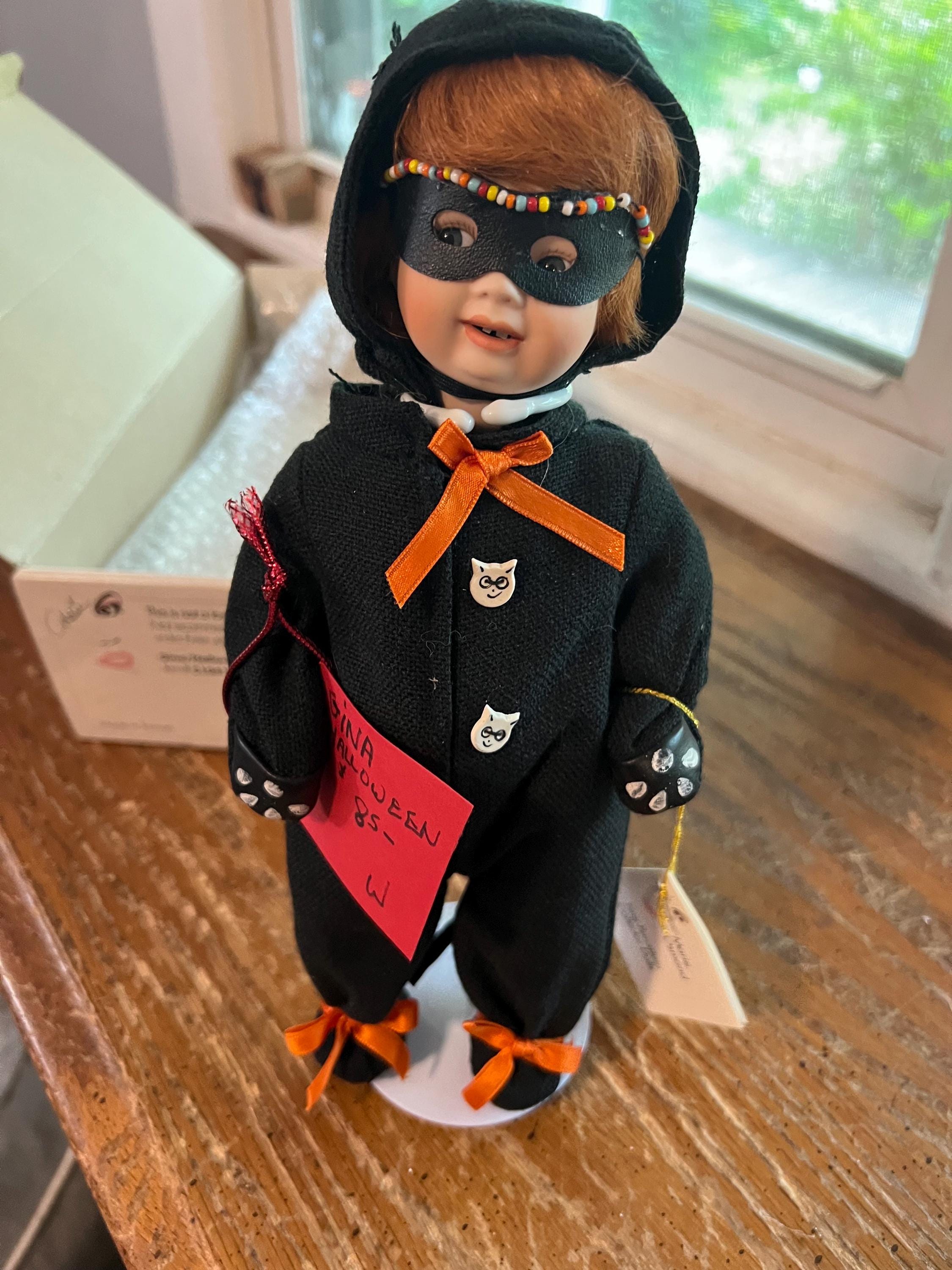Muñecas de colección de porcelana fina Marie Osmond “Miracle Children”, edición limitada numerada a mano, muñeca “Gina/Halloween Cat” en caja original.