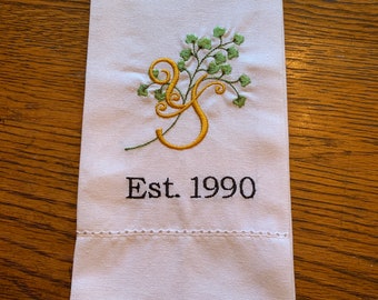 Toalla de lino cosida MaidenFern Bordado por Sonia Showalter Monogrammed Linen Tea Towel NUEVO Personalizable en excelentes condiciones!