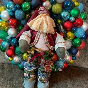 Christmas Vintage Decorative Santa Claus Hand Made Santa Figurine with Bells in Excellent Condition!