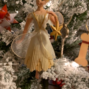 Hallmark Ornament Vintage Christmas Collectable by “Holiday Angel 2010” NEW in Original Box in Excellent Condition!