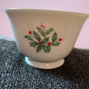 Christmas Lenox Holiday Treat Candy Dish- Ceramic Vintage Christmas Candy Treat Bowl with 24 Karat Gold NEW in Excellent Condition!