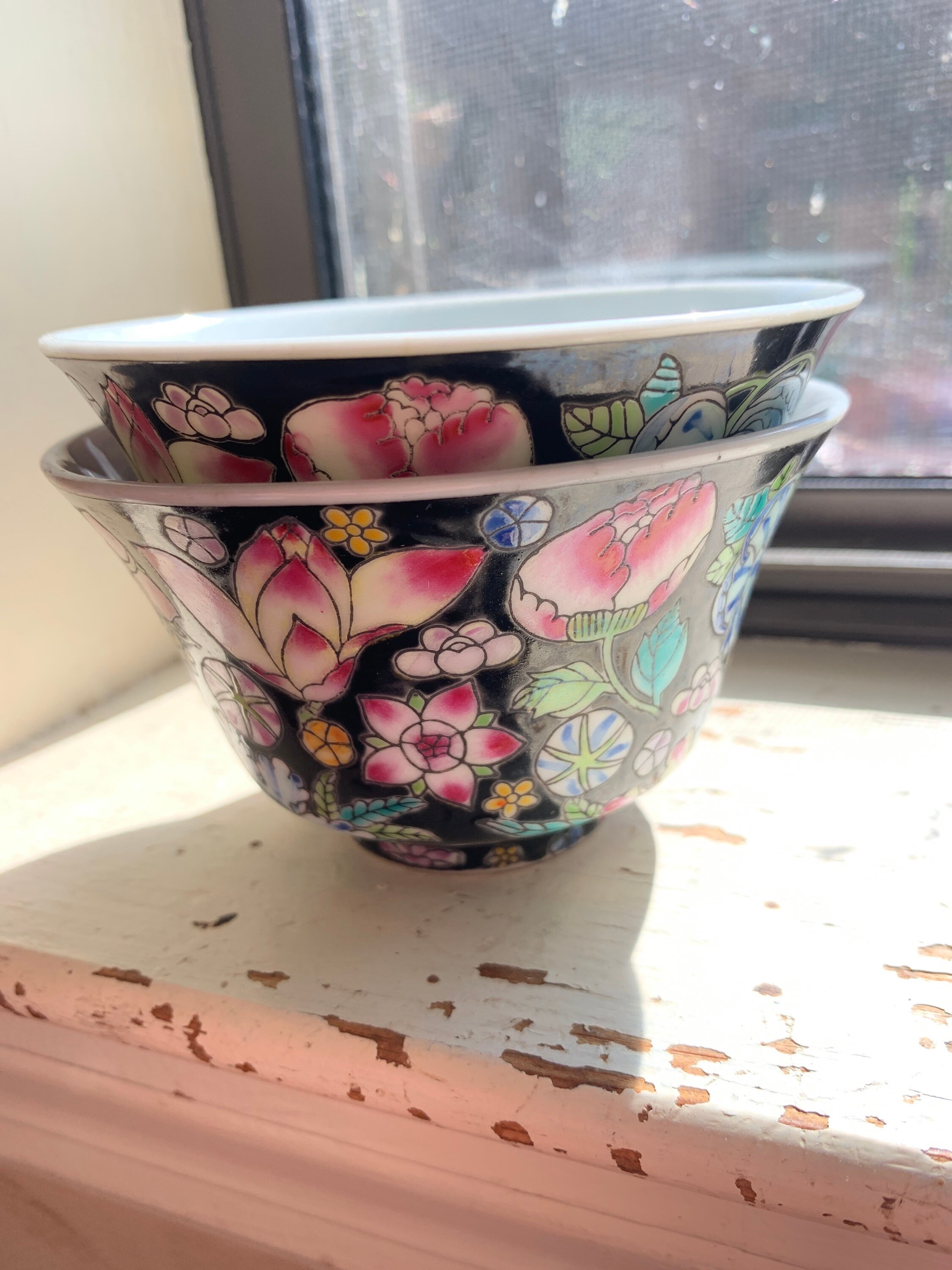 非常に良好な状態の、小さなヴィンテージの手描き花柄セラミックボウル