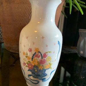 Fine China Japan Ceramic Vintage Vase with Basket of Flowers in Excellent Condition!