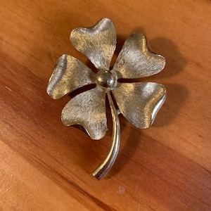 Vintage Large Gold Flower Brooch in Excellent Condition!