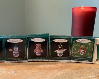 Hallmark Collectable Christmas Keepsake Ornaments &quot;Miniature Christmas Bells&quot; Colecciona de coleccionistas ¡Tu elección de siete en la caja original!