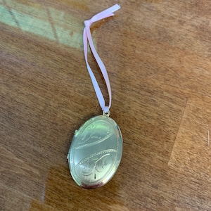 Großes Gold Medaillon - Vintage Gold ovale Medaillon mit floralen Designs in ausgezeichnetem Zustand!