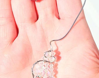 Pendiente colgante para la oreja con diseño de bayas y crema