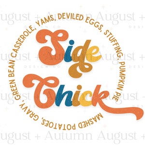 K&ouml;nnte beinhalten: Ein farbenfrohes Grafikdesign mit dem Text "Side Chick" in einer Retro-Schriftart. Der Text ist von einem Kreis umgeben, der eine Liste von Thanksgiving-Beilagen in einer kleineren Schriftart enth&auml;lt.