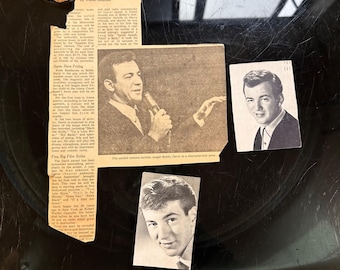 Raccolta di foto e ritagli d'epoca di Bobby Darin, cimeli in bianco e nero dell'iconico cantante e attore.