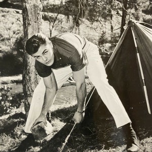 John Saxon Pitching a Tent Camping Young Schwarz Weiß Promo Foto Selten