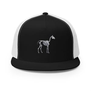 Puede incluir: Gorra de camionero en blanco y negro con un diseño de esqueleto de caballo bordado en blanco. La gorra tiene una visera negra y una parte trasera de malla blanca. Un accesorio elegante para el uso diario.