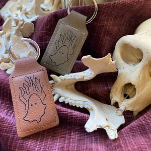 Spookeys Geist Schlüsselanhänger aus Kunstleder - Süßer Geist Schlüsselanhänger | Halloween Schlüsselbund | Gruseliger Schlüsselanhänger