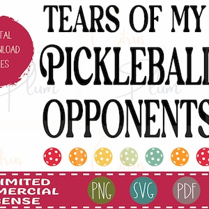 Peut inclure: Fichiers de téléchargement numérique pour un design de pickleball qui dit "Tears of my pickleball opponents". Le design est en texte noir sur fond blanc. L'image comprend également une variété de couleurs de pickleball et une bannière rouge avec le texte "Licence commerciale illimitée" et les types de fichiers PNG, SVG, PDF et JPG.